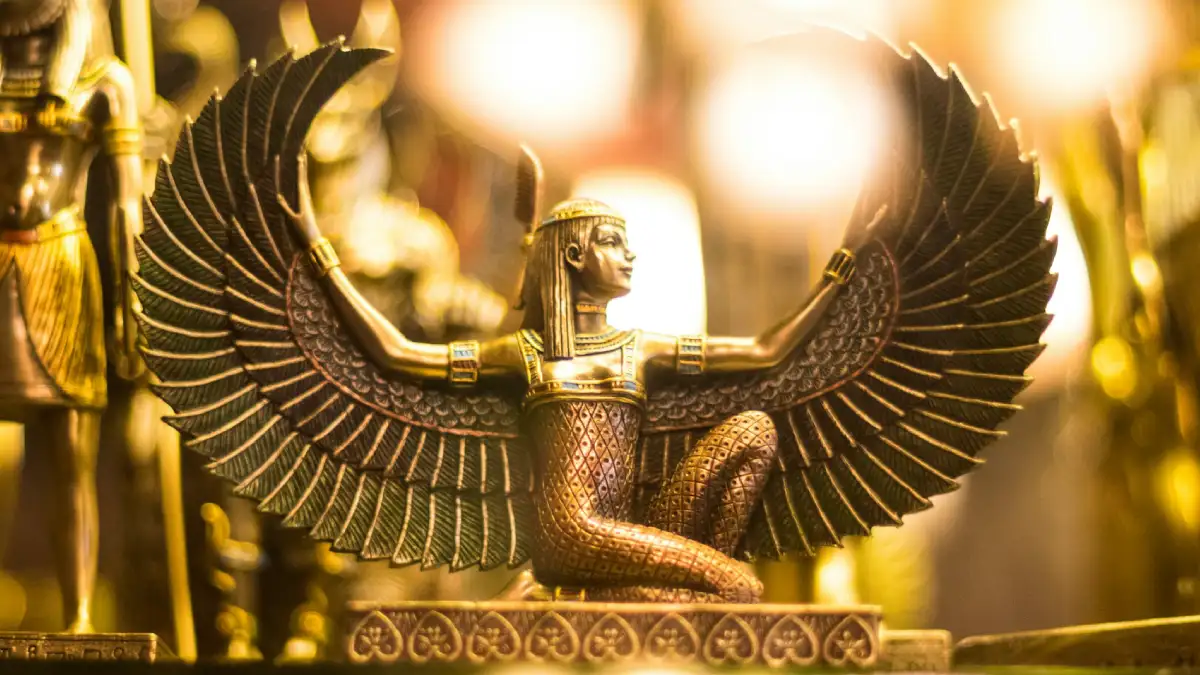 “Viajar a Egipto en primavera: paisaje del Nilo y templos con clima suave ideal para visitas culturales.”